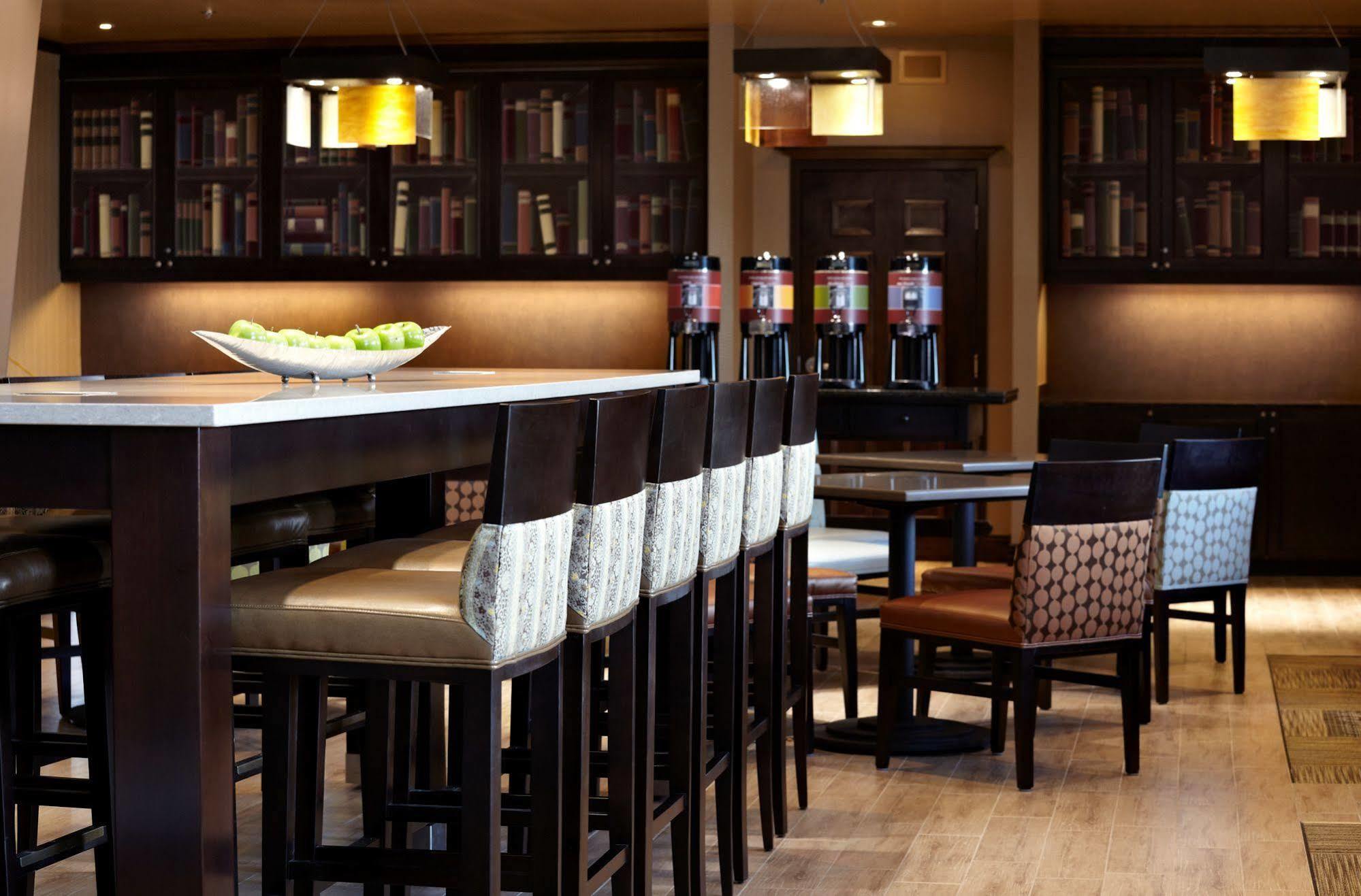 Hampton Inn & Suites Montreal-Dorval Exterior foto